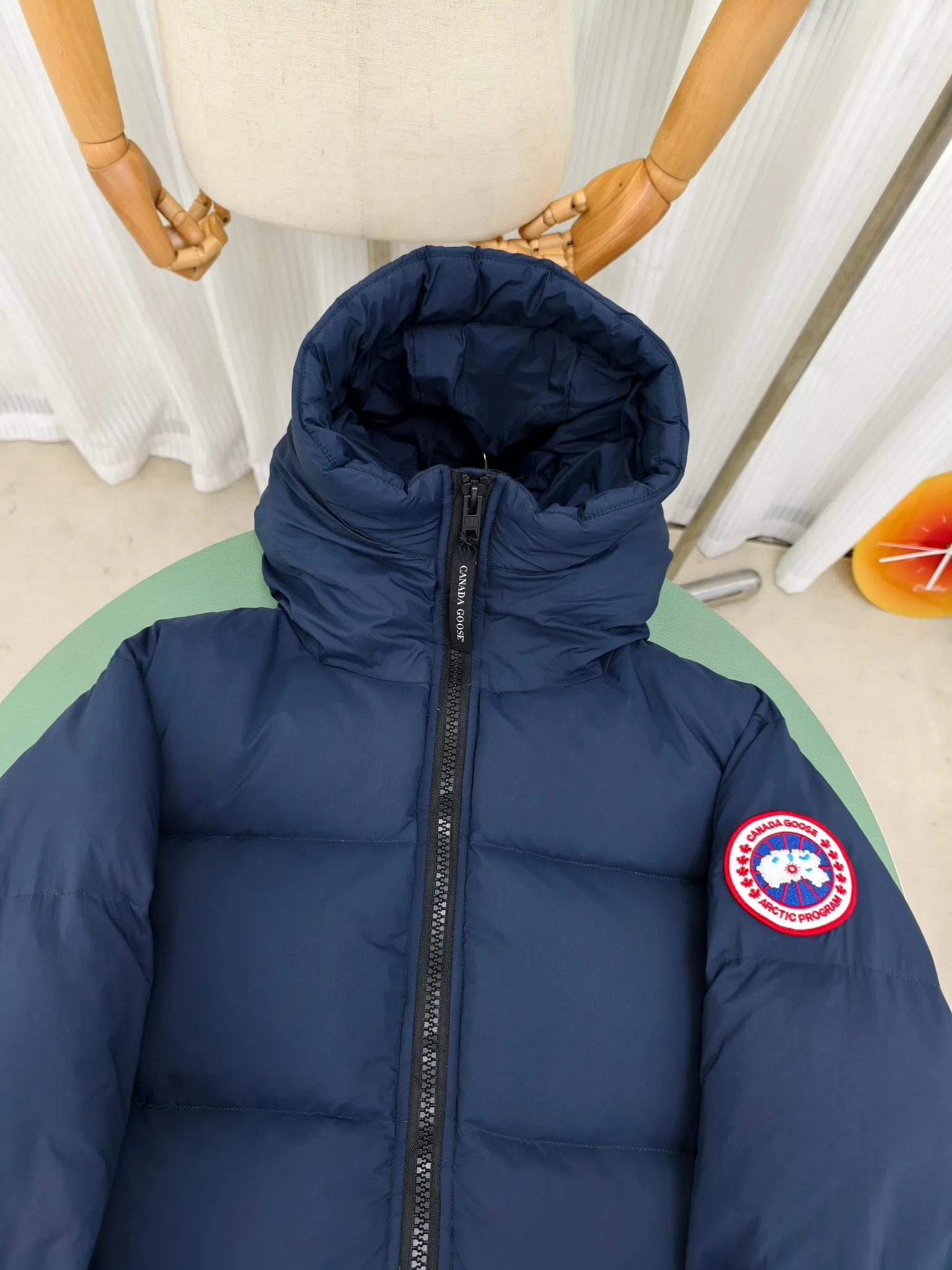 P940 Canada Goose Lawrence Down Jacket The Lawrence Down Jacket provides essential protection for everyday adventures and is made from sustainable Enduraluxe fabric with a durable soft touch. It features a quilted body, an adjustable down hood and a longer hem. Adjustable, down-filled, communicated hood. Two-way center front zipper increases range of motion and ventilation. The chin-protecting suede knit stand-up collar is soft and extra-comfortable. Inset rib-knit cuffs for added comfort and locked in heat. CORDURAD piping at the cuffs hem and reflective double-stripe grip tape at the back. Internal shoulder strap Color: black with red label black with black label azure blue Size: XS-2XL